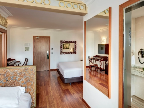 Habitaciones/Superior Triple Room with Balcony